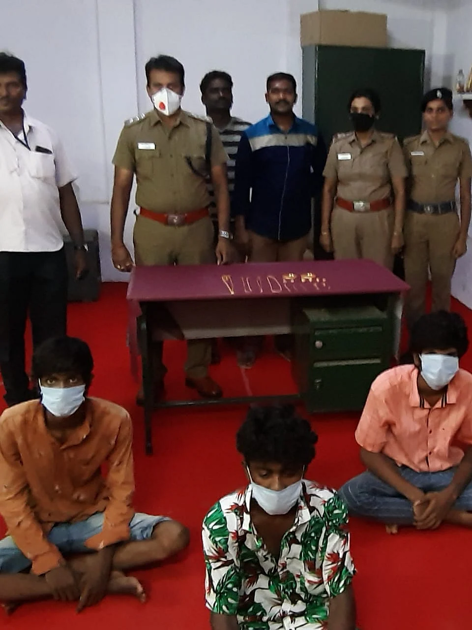 உதவி கமிஷனர் அரிகுமார், இன்ஸ்பெக்டர் ராஜலட்சுமி மற்றும் திருட்டு வழக்கில் சிக்கியவர்கள்