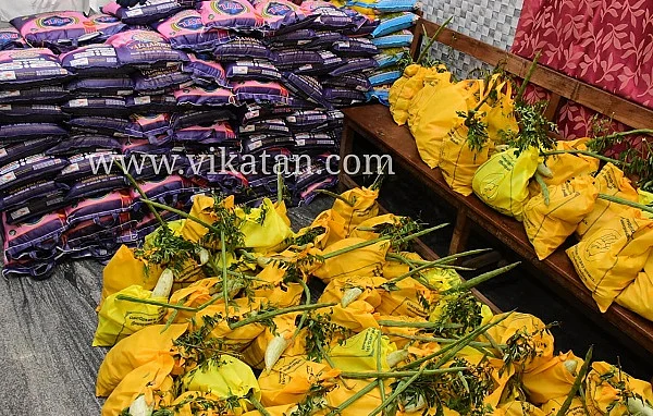நலத்திட்டம் வழங்கப்பட உள்ள அரிசி, காய்கறி பைகள்