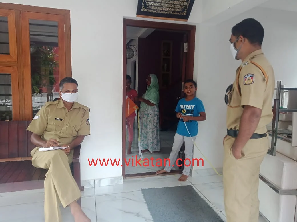 சிறுவன் உமர்நிதால் வீட்டில் விசாரணை நடத்தும் போலீஸ