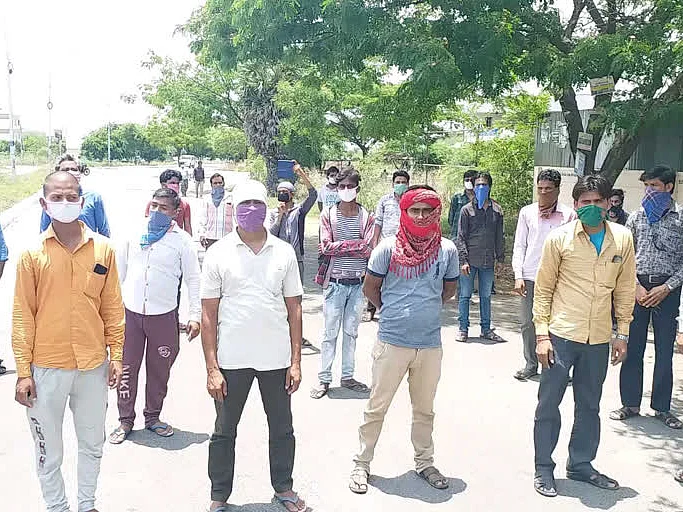 `பிழைப்பு இல்லை; பசியோடு சாக வேண்டுமா?'- கலெக்டரிடம் கண்கலங்கிய வடமாநிலத் தொழிலாளர்கள்