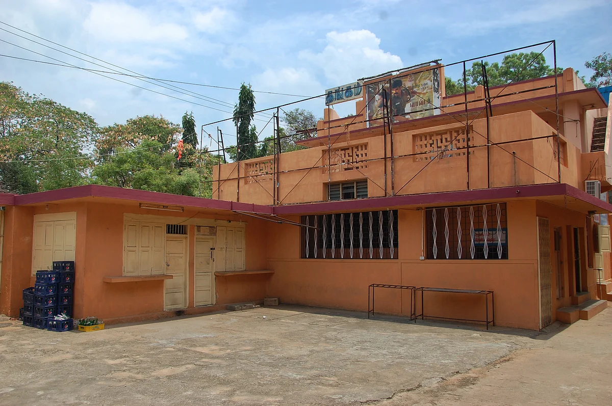 ஊரடங்கினால் மூடப்பட்டிருக்கும் திரையரங்கு