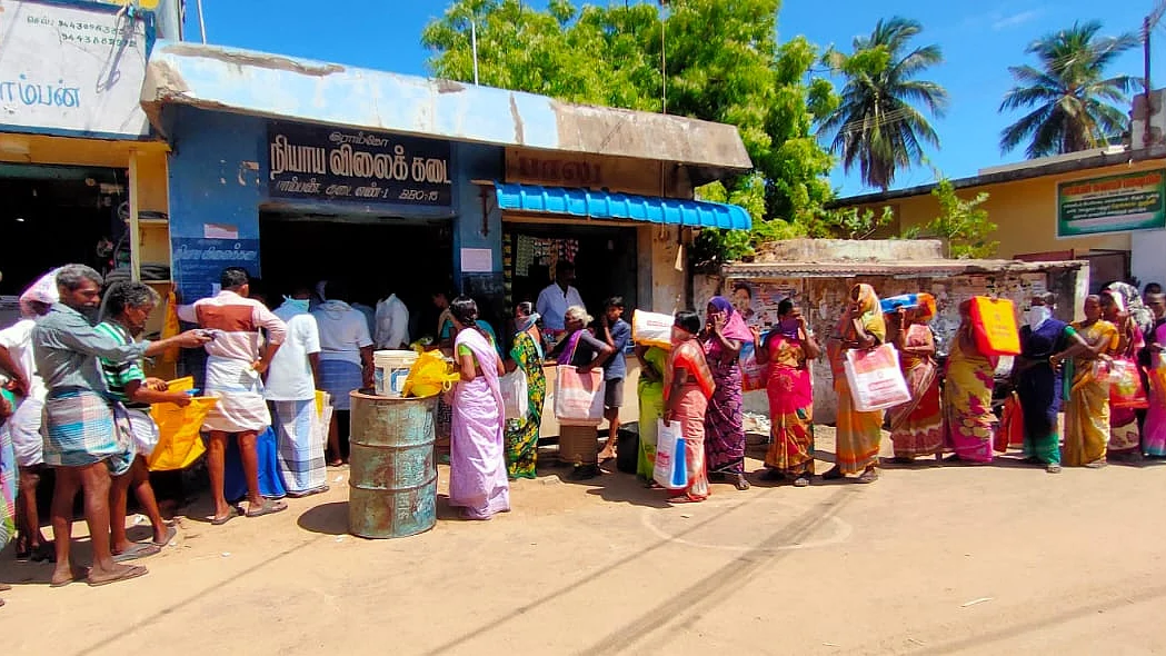ரேஷன் கடை முன் பெண்கள்