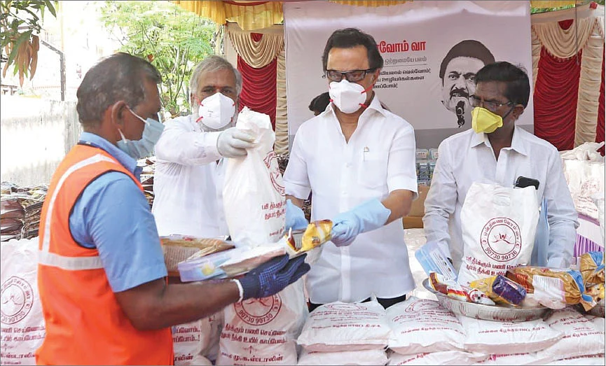 ஸ்டாலின் நலத்திட்ட உதவிகள் வழங்கியபோது...