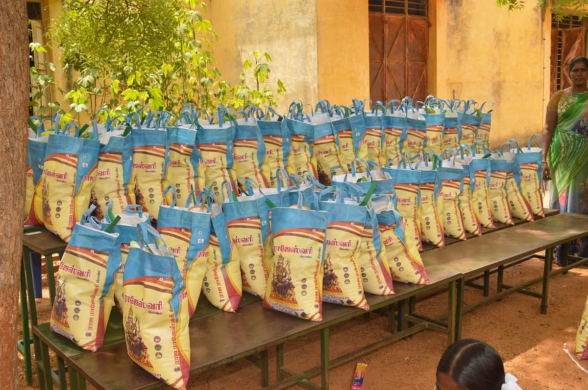 200 ஏழை மாணவர்களின் குடும்பங்களுக்கு நிவாரண உதவி