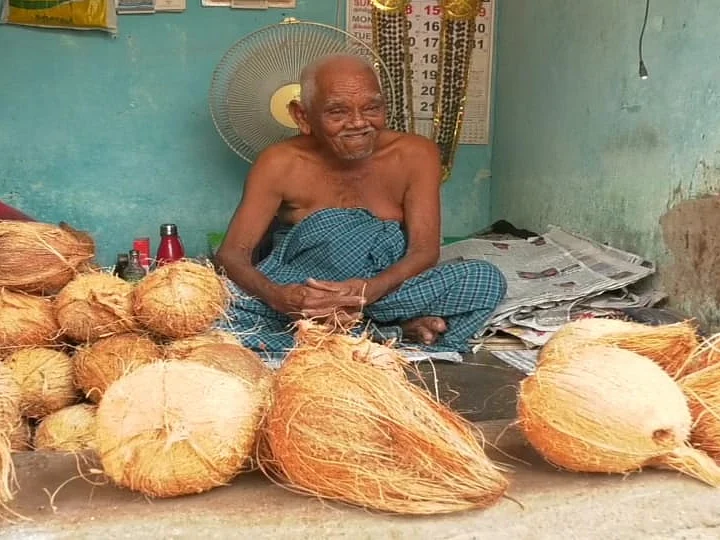 `தேங்காய் வியாபாரத்துக்கு மாறிய மிட்டாய் தாத்தா!' - ஊரடங்கிலும் உதவும் 114 வயது உழைப்பாளி
