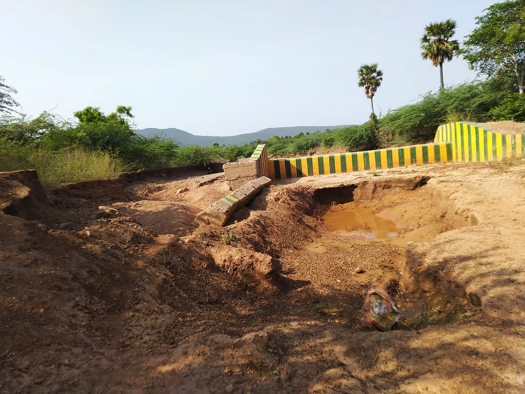 உடைந்த புங்கம்பாடி தடுப்பணை