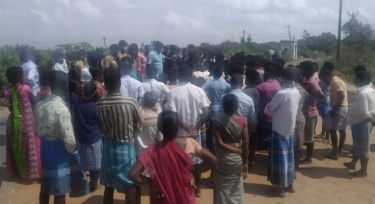 சிறுமதுரை கிராம மக்கள்