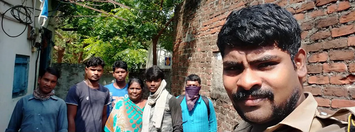 பீகார் தொழிலாளர்களுடன் ரஞ்சித்குமார்