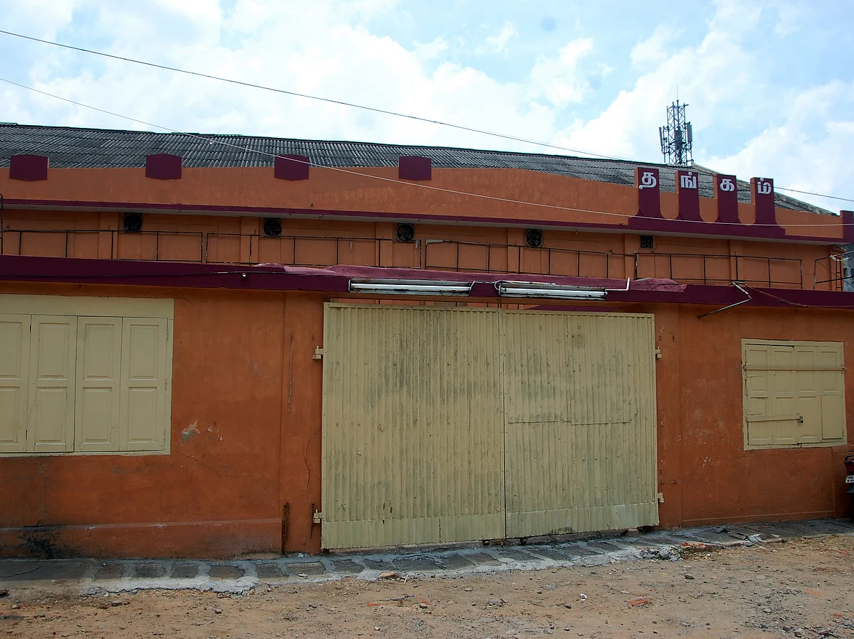 ஊரடங்கினால் பல நாள்களாக மூடப்பட்டிருக்கும் திரையரங்கு... இப்போது எப்படி இருக்கிறது? #SpotVisit