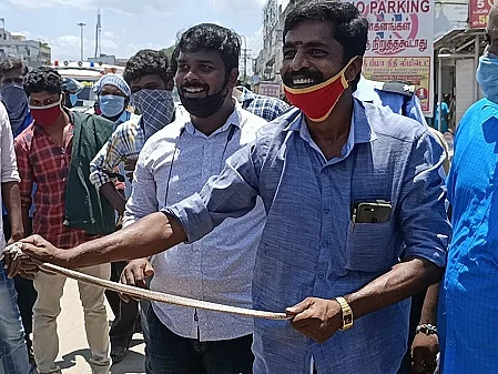 `நீண்ட இடைவெளிக்குப் பின் எடுக்கப்பட்ட பைக்; விஷப்பாம்புடன் பயணம்!’ - நெல்லை இளைஞர் அதிர்ச்சி