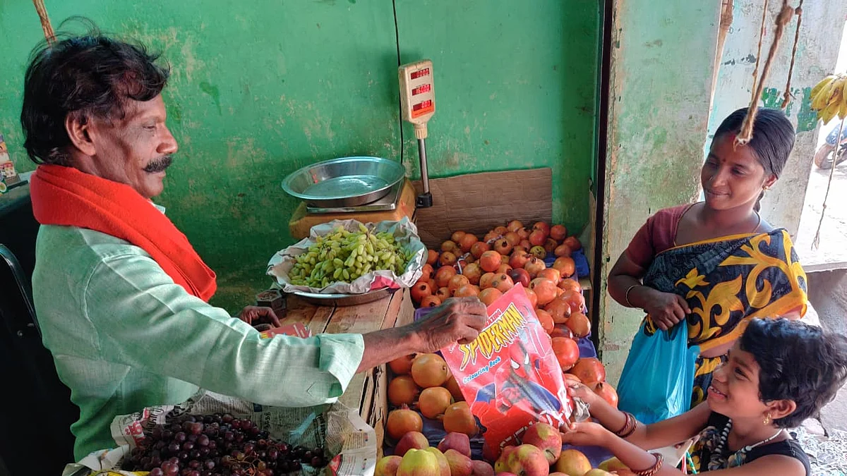 புத்தகம் கொடுக்கும் ஹாஜாமைதீன்