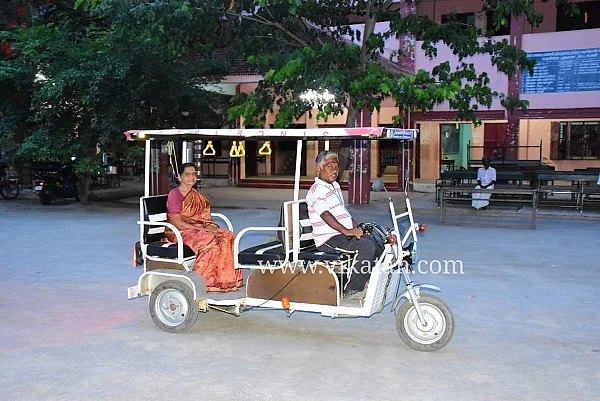 பேட்டரி காரில் கோமதி அம்மாள்