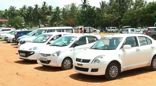 தேவதானப்பட்டி தனியார் பள்ளியில் நிறுத்தப்பட்டுள்ள வாகனங்கள்.