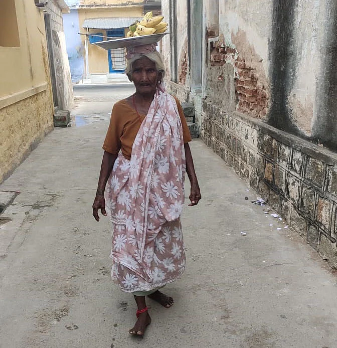 பழம் விற்கும் காமாட்சி பாட்டி