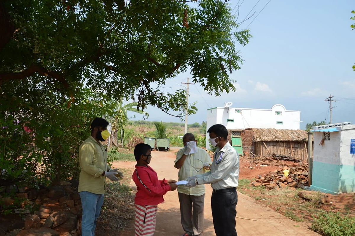 மாணவர்களுக்கு உதவி