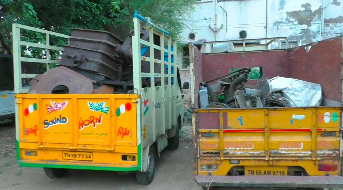 மினிலாரியில் ஏற்றப்பட்ட பொருள்கள்
