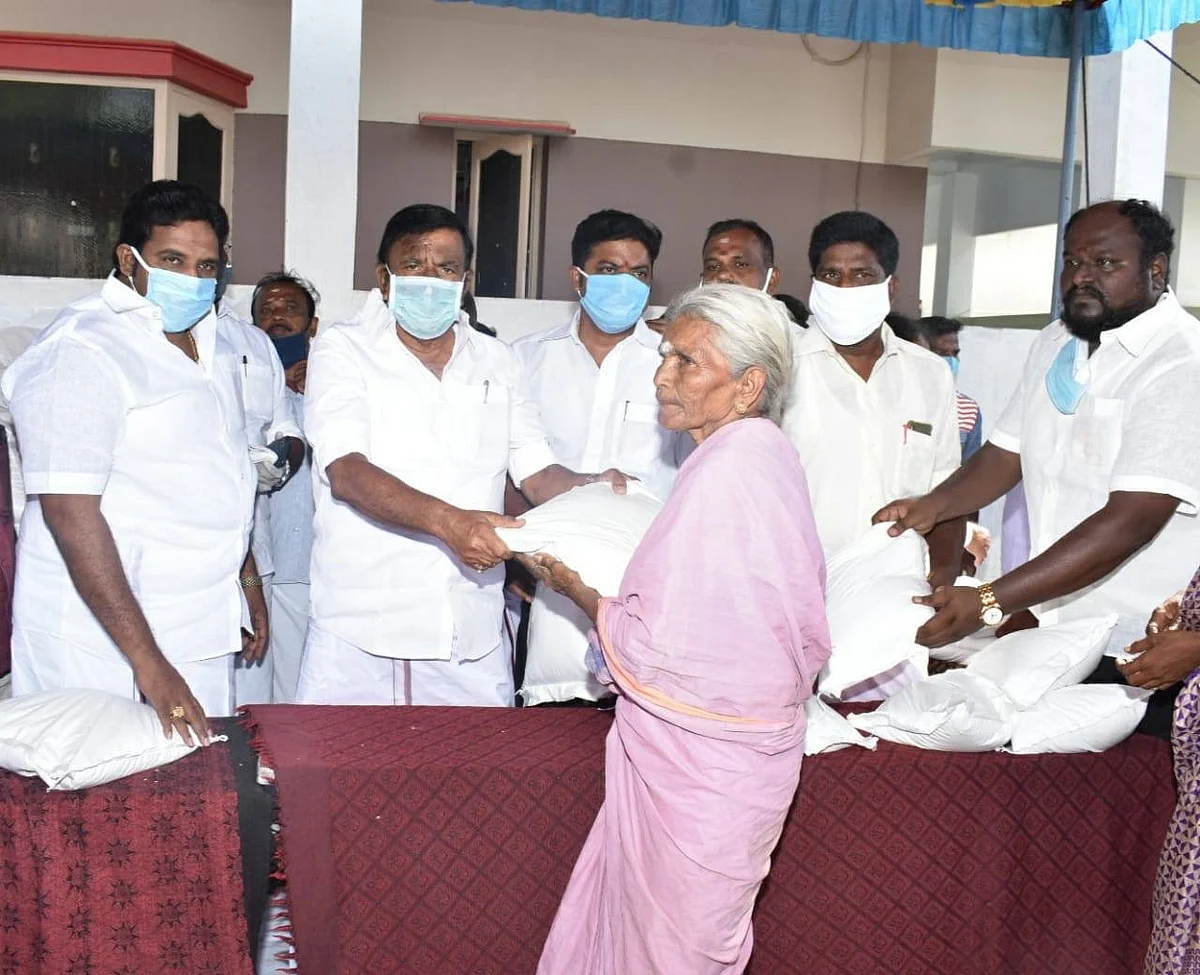 திருச்சி தி.மு.க., சார்பில் உதவிகள் வழங்கியபோது