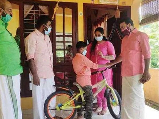`சைக்கிள் வாங்க சிறுகச் சிறுக சேர்த்த பணம்..!' -கொரோனா நிதிக்கு வழங்கிய சிறுவனின் மனிதாபிமானம்