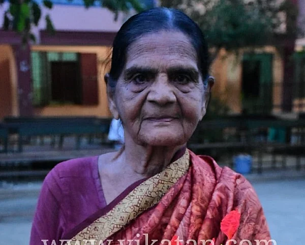 ஆதரவற்றோர் முகாமில் கோமதி அம்மாள்