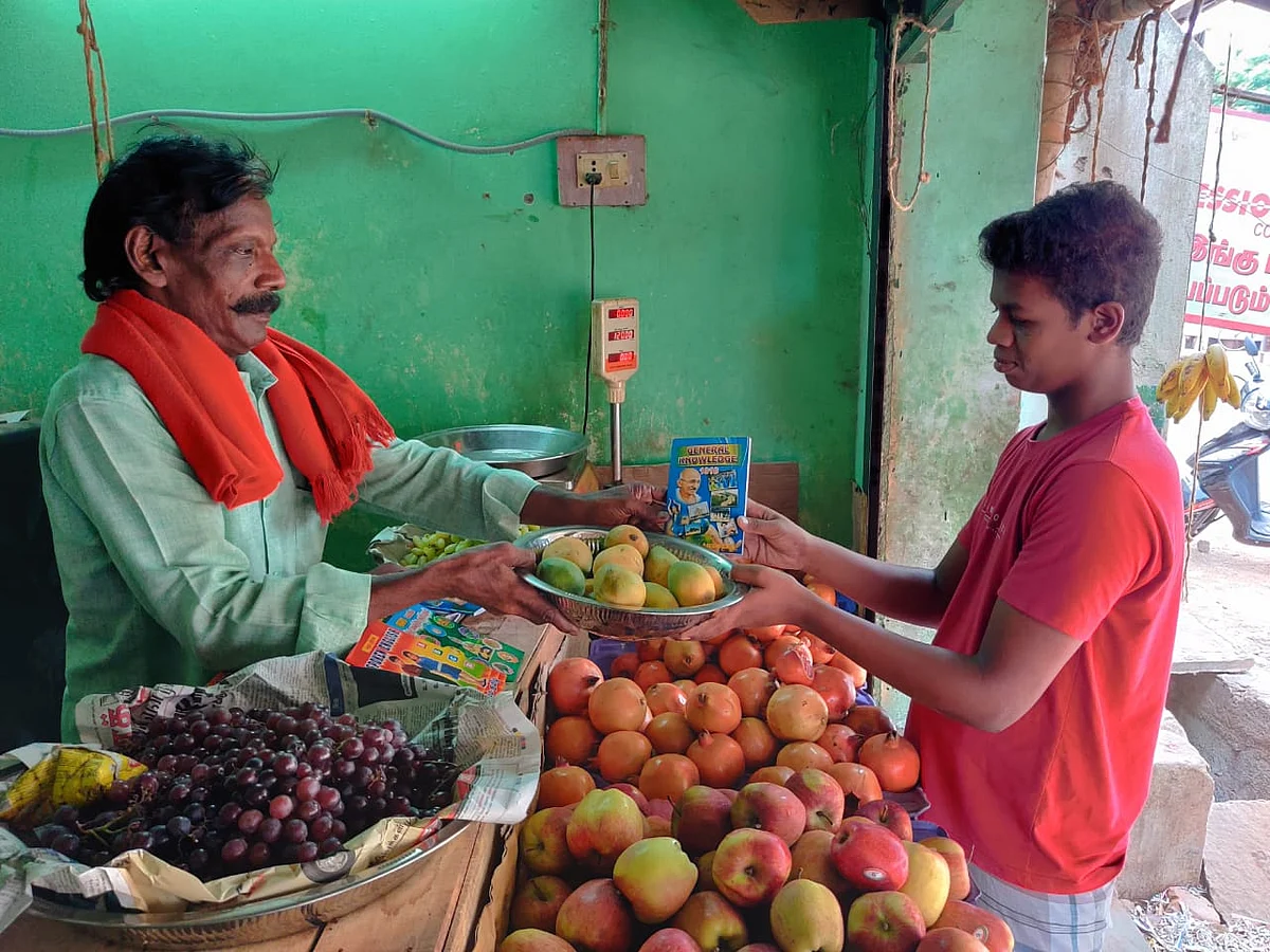 புத்தகம் கொடுக்கும் ஹாஜா மைதீன்