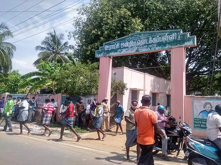 `பள்ளிக்கூட வளாகத்தில் மதுபான டோக்கன்கள்!' - முதல்வர் மாவட்டத்தில் அதிர்ச்சி கொடுத்த அதிகாரிகள்
