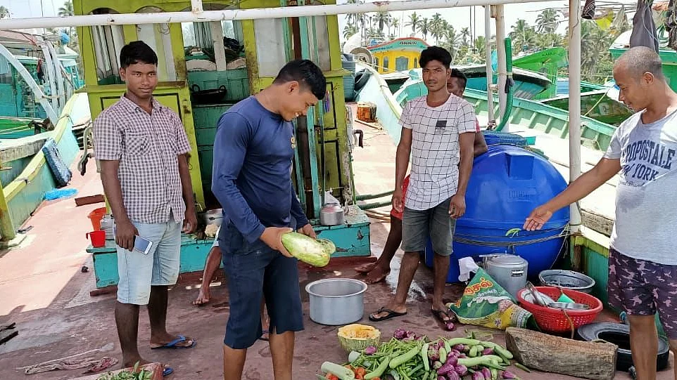 படகில் சமைக்கும் வடமாநிலத் தொழிலாளர்கள்