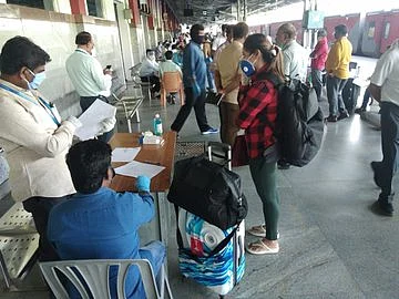 `கட்டண க்வாரன்டீன்; டெல்லிக்கே திரும்பிய சோகம்!’ - ரயில் பயணிகளுக்கு அதிர்ச்சி கொடுத்த பெங்களூரு