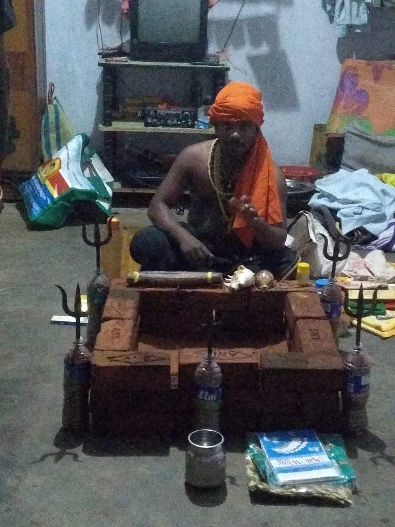 பூஜை செய்யும் மந்திரவாதி முருகன்