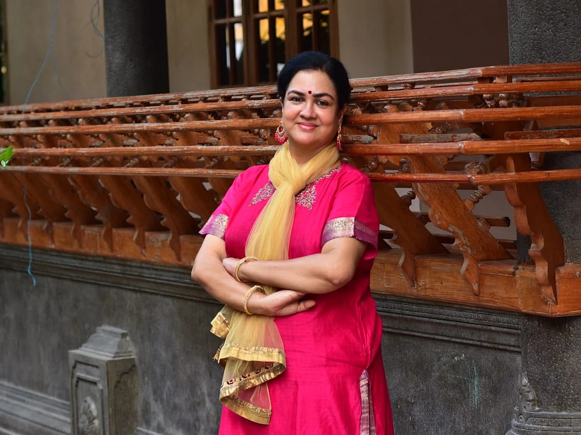 `மூணு இடத்துல இயற்கை விவசாயம் செய்றோம்; வீட்டுத் தோட்டத்துல மூணு பலா காய்ச்சிருக்கு!' - நடிகை ஊர்வசி