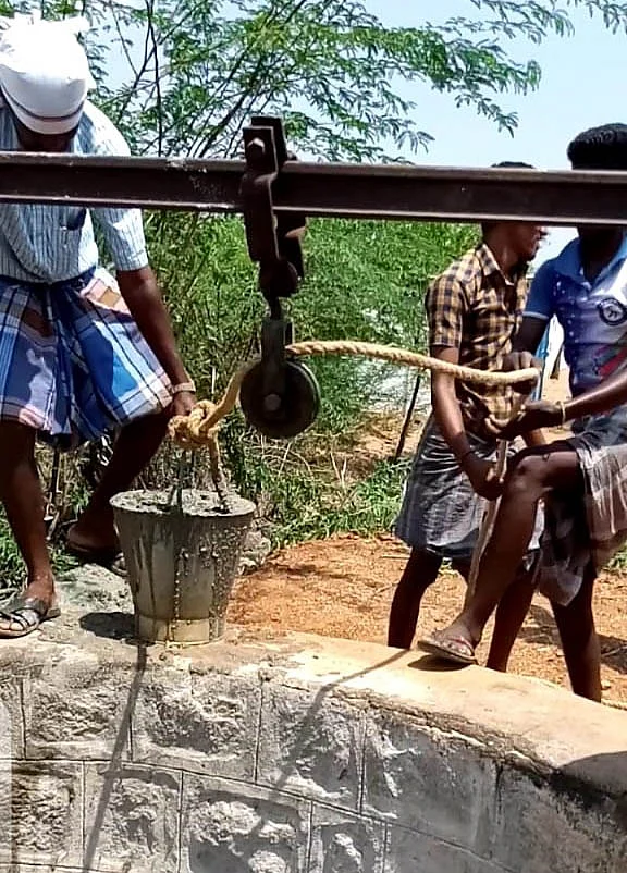 கிணற்றைத் தூர் வாரும் இளைஞர்கள்
