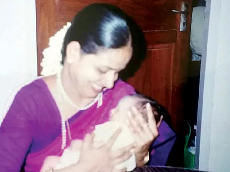அவள் வாசகி: பேத்தியை கையில் ஏந்திய தருணம்!