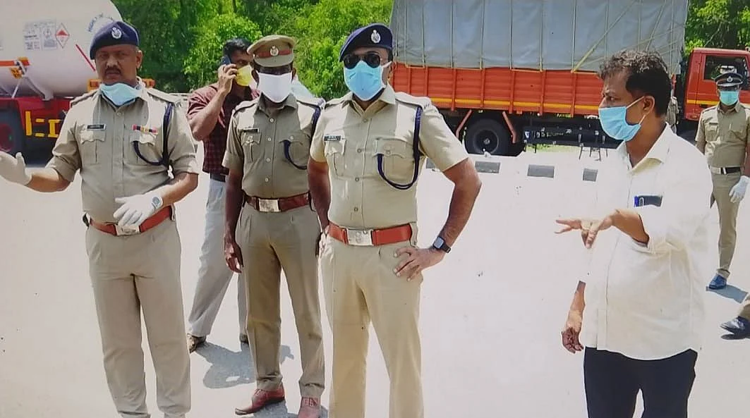 இன்ஸ்டாகிராம் பழக்கம்.. சந்திக்க விரும்பிய காதலி.. பல மைல்கள் கடந்து போலீஸை அதிரவைத்த இளைஞர்கள்!