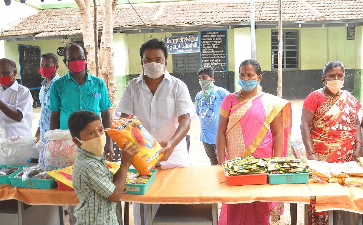 நிவாரண தொகுப்பு பெறும் மாணவர்