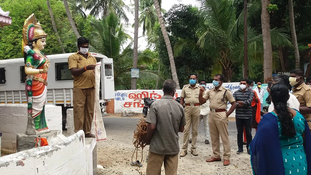 அதிகாரிகள் முன்னிலையில் மூடப்பட்ட பாரதமாதா சிலை