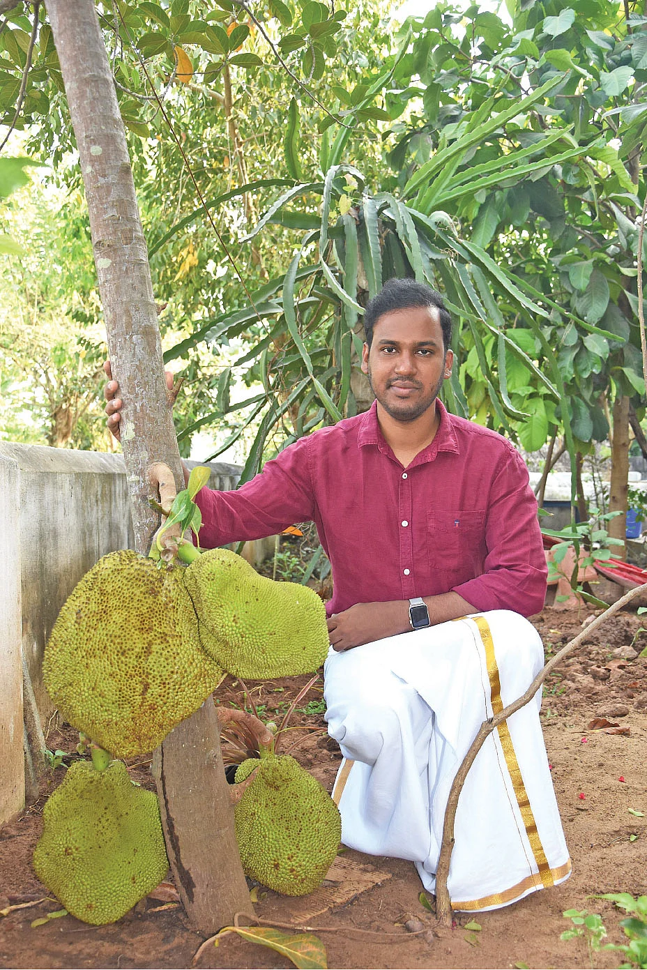 வேர்ப் பலாவுடன் திலீபன் செல்வராஜன்
