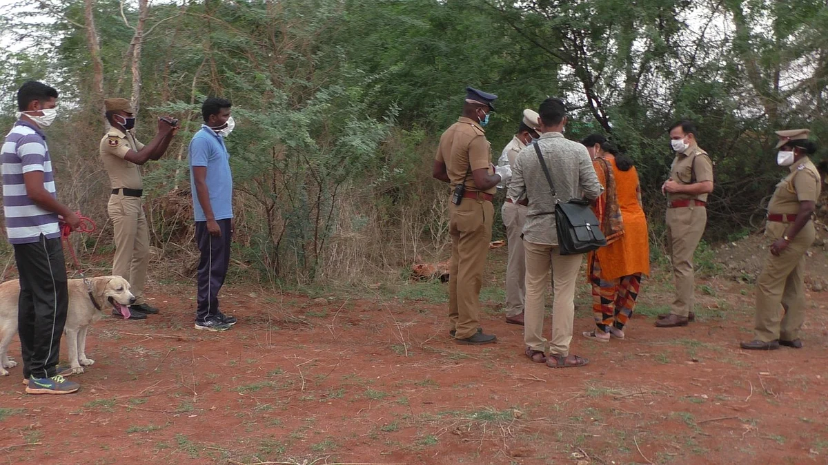 சம்பவ இடத்தில் போலீஸார்
