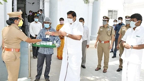 காவல்துறையினருடன் முதல்வர் எடப்பாடி பழனிசாமி