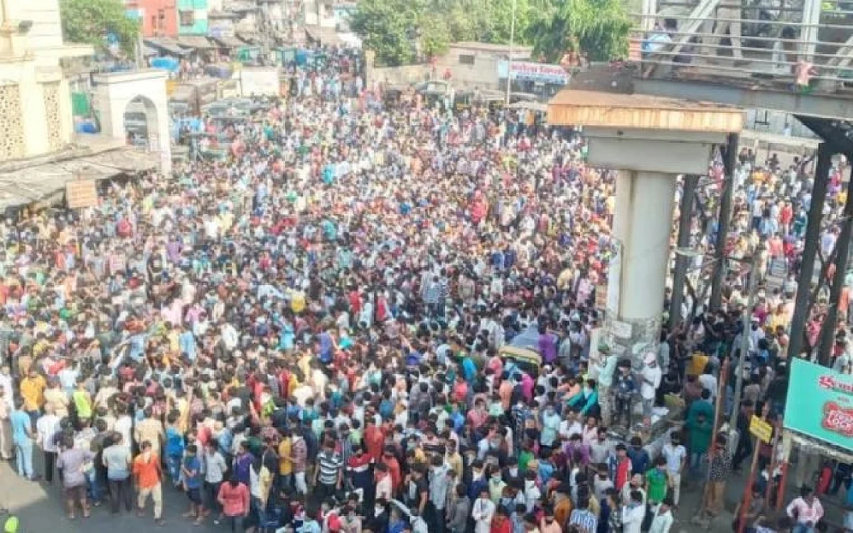 மும்பை பாந்த்ராவில் கூடிய புலம்பெயர் தொழிலாளர்கள்