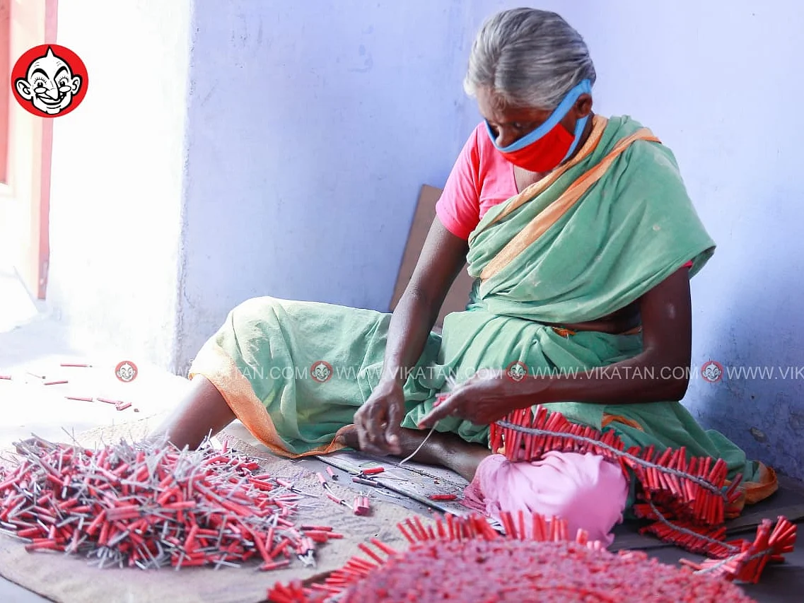 `சுழற்சி முறை; 50 சதவிகிதத் தொழிலாளர்கள்!’- 43 நாள்களுக்குப் பின் தொடங்கிய பட்டாசு உற்பத்தி