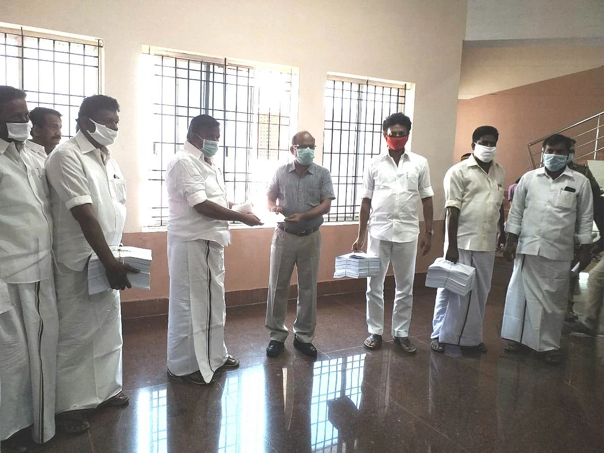 மனுக்களை ஆட்சியரிடம் ஒப்படைத்தபோது
