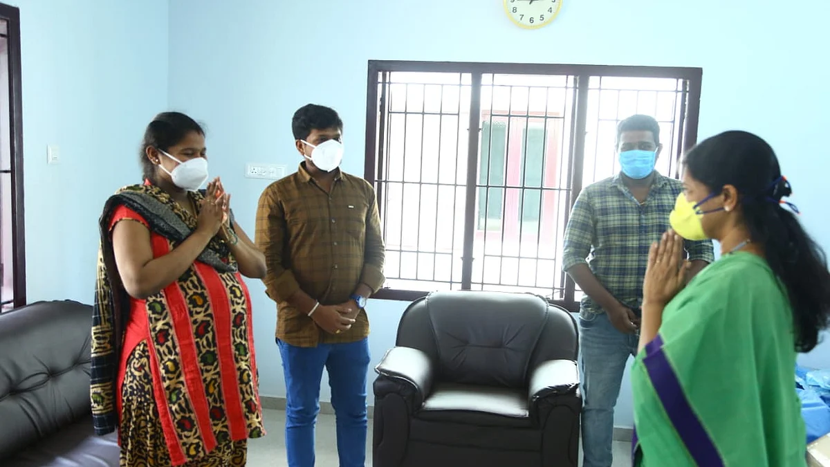 கனிமொழிக்கு நன்றி தெரிவித்த செவிலியர் டீனு