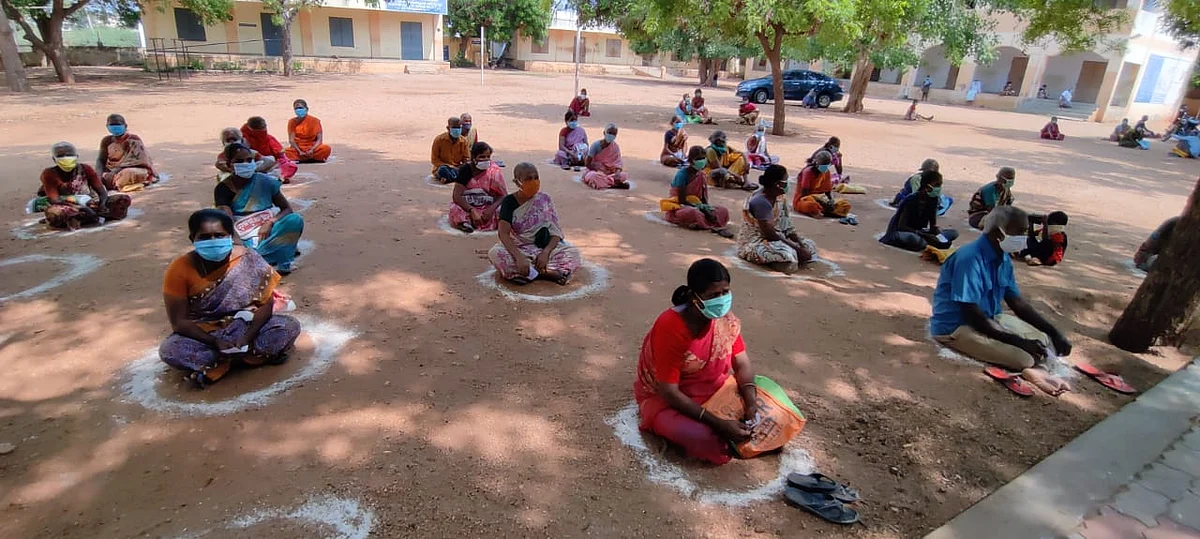 சமூக இடைவெளியுடன் அமர்ந்துள்ள பெற்றோர்கள்
