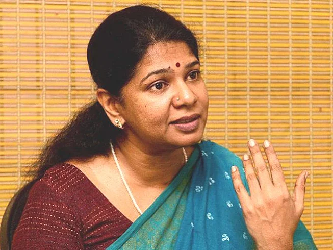 `உணவுப் பொருள்களைக் கவிழ்க்க யார் அதிகாரம் தந்தது?’ - நகராட்சி கமிஷனர் செயலால் கொதித்த கனிமொழி