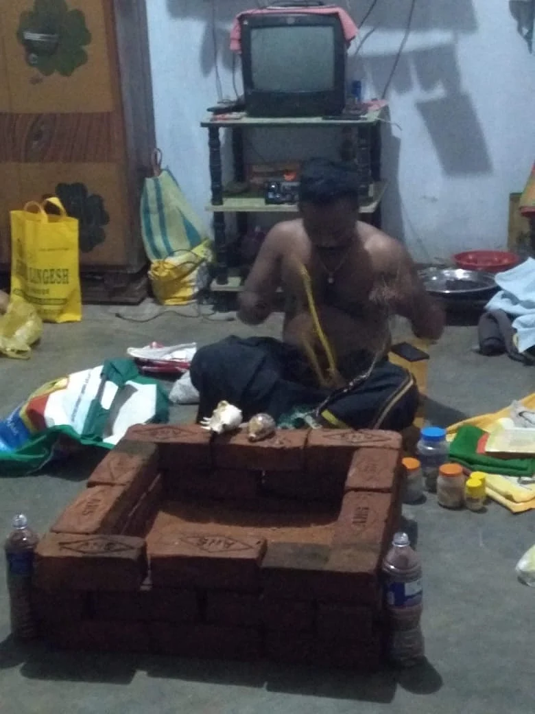 பூஜை செய்யும் மந்திரவாதி முருகன்