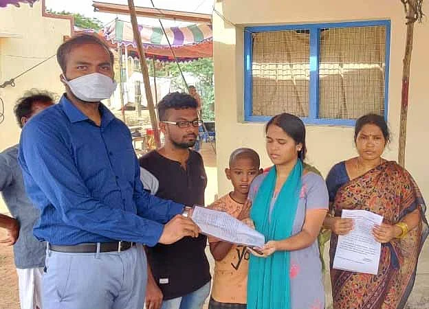 பலியான வி.ஏ.ஓ குமார் குடும்பத்தாரிடம் பணி ஆணை ஒப்படைக்கப்பட்டபோது