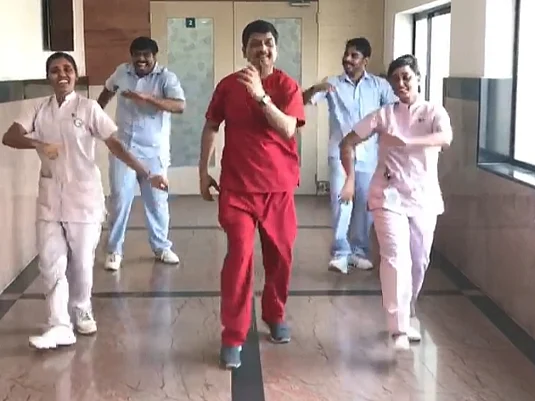 `மாஸ்டர்' பாடலுக்கு டான்ஸ்... சிகிச்சைகளுக்கிடையே ஸ்ட்ரெஸ் பஸ்டர்... கலக்கும் மருத்துவர்!