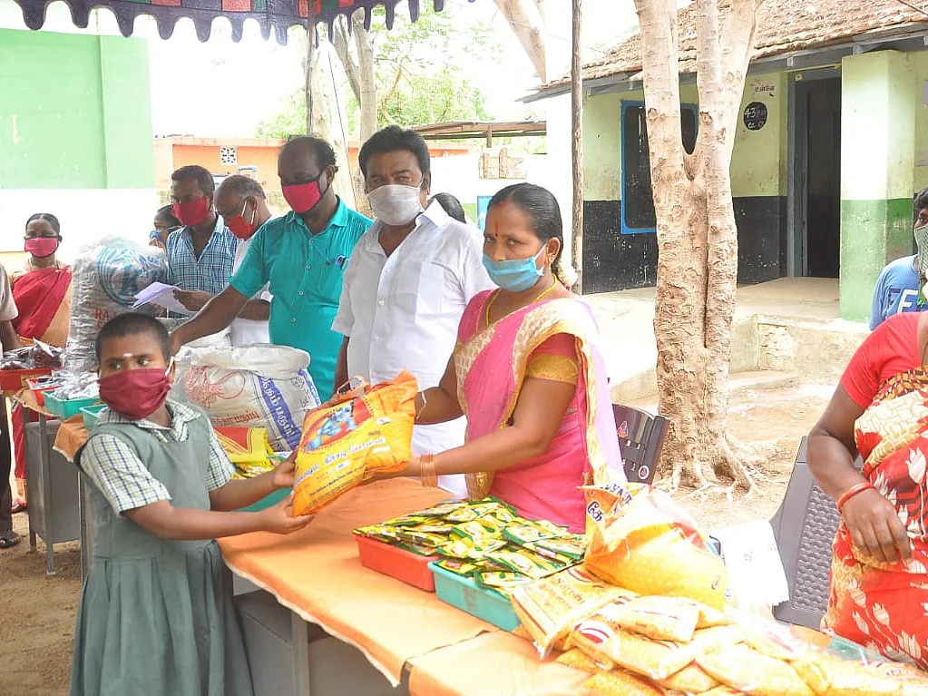 `எங்க பிள்ளைகள் பசியோட இருக்கக்கூடாது!' -185 குடும்பத்துக்கு நிவாரணம் அளித்த அரசுப்பள்ளி ஆசிரியர்கள்