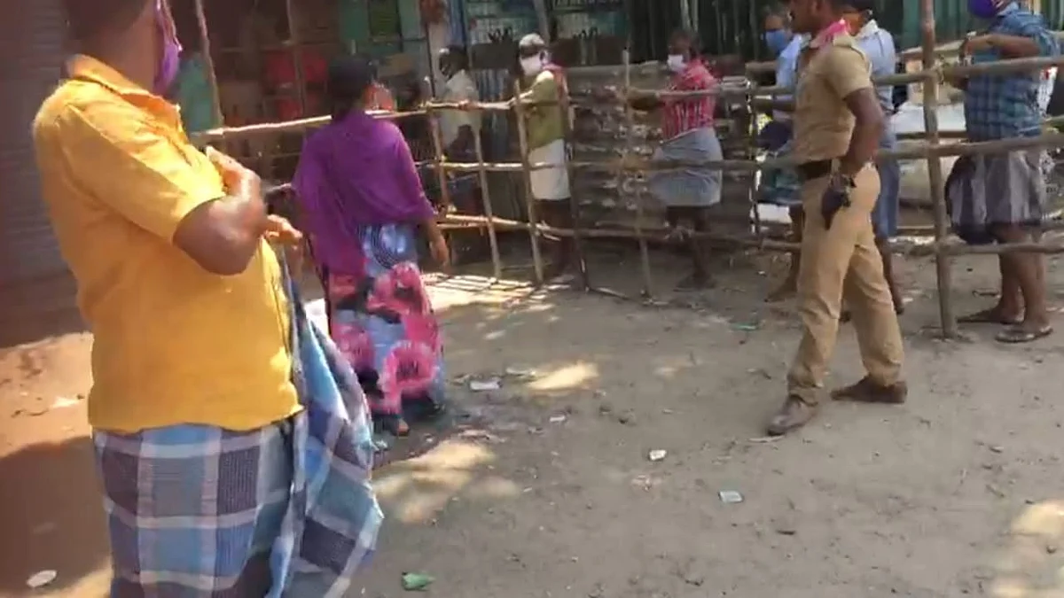 டாஸ்மாக் கடை முன்பு அந்தப் பெண்