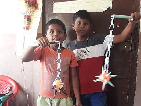அட்டையில் டிராலி பேக், காகிதத்தில் ஆயுதம்! #KidsTalentCorner