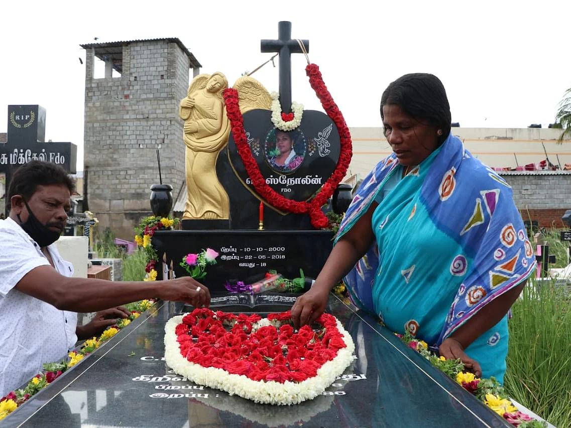 ”பெத்த மகளுக்கு அஞ்சலி செலுத்த எதுக்குய்யா ஆதார் அட்டை?”– கொந்தளிக்கும் ஸ்னோலினின் தாயார்!
